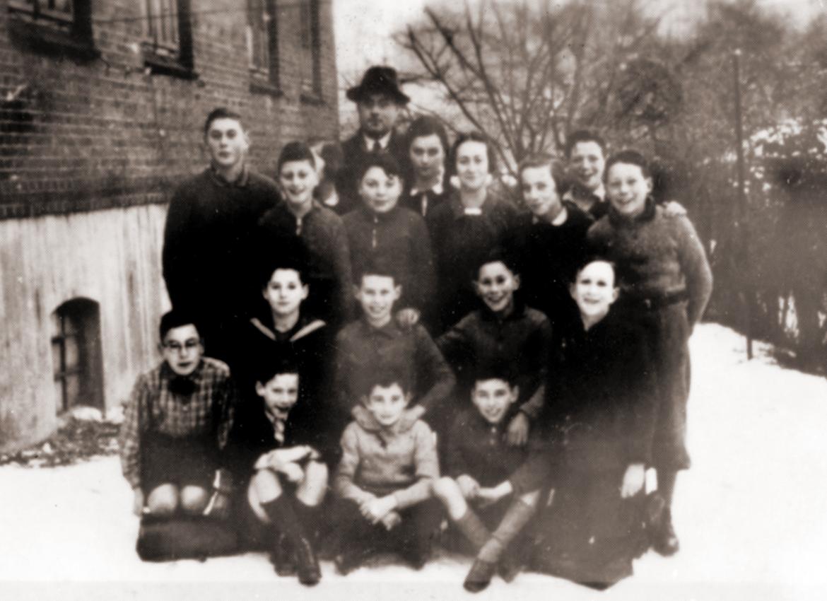Schüler einer jüdischen Schule auf einem Gruppenfoto