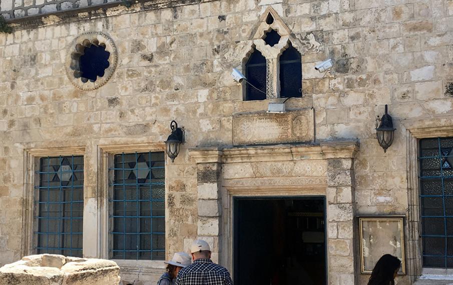 Ein altes Gebäude in Israel ist fotografiert worden.