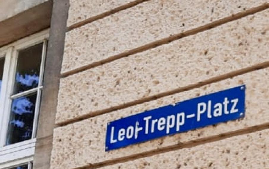 Straßenschild Leo Trepp Platz Mainz