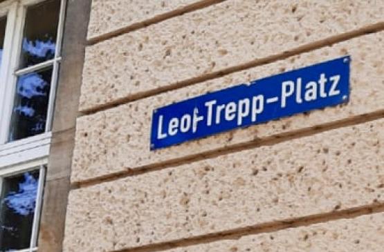 Straßenschild Leo Trepp Platz Mainz